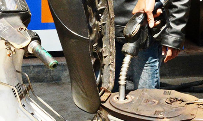 Bán xăng dầu không hợp quy chuẩn bị phạt nặng theo quy định. Ảnh minh họa. 