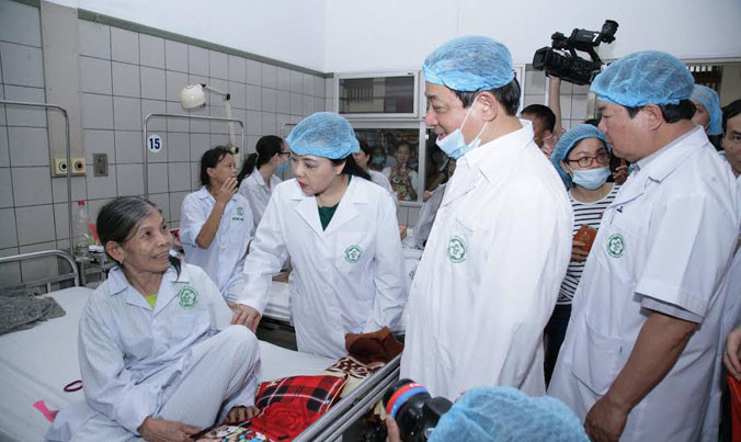 Bộ trưởng Bộ Y tế thăm bệnh nhân từ Hoà Bình xuống chạy thận tại BV Bạch Mai