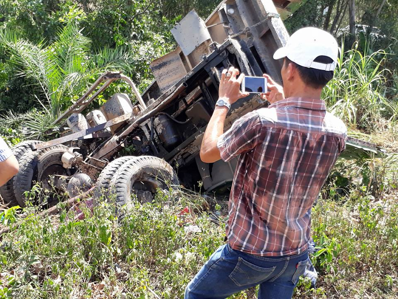 Xe tải bị biến dạng, nằm chổng vó sau cú tông mạnh - Ảnh CTV.