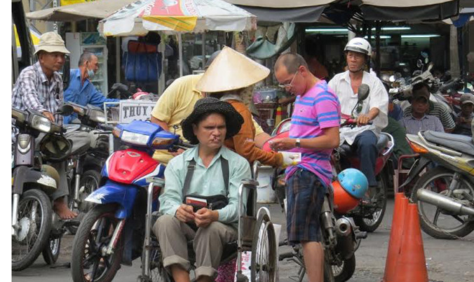 Người làm nghề tự do, buôn bán dạo không được xe buýt phục vụ vì luôn mang theo đồ đạc cồng kềnh. 