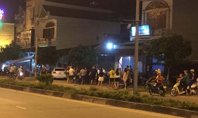 Rất đông người dân hiếu kỳ tập trung trước quán karaoke Gió Lộng, nơi xảy ra cuộc hỗn chiến.