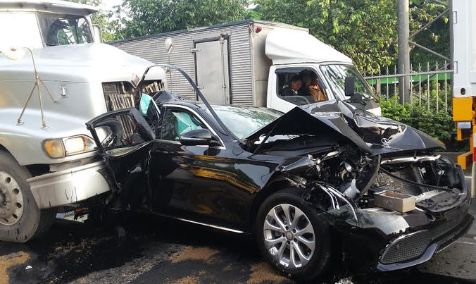 Chiếc ô tô bị tông biến dạng.