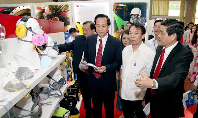 Bộ trưởng LĐ-TB&XH Đào Ngọc Dung (ngoài cùng bên trái): “Không vì kinh tế đánh đổi sức khỏe, tính mạng người lao động”. Ảnh: Anh Phúc.