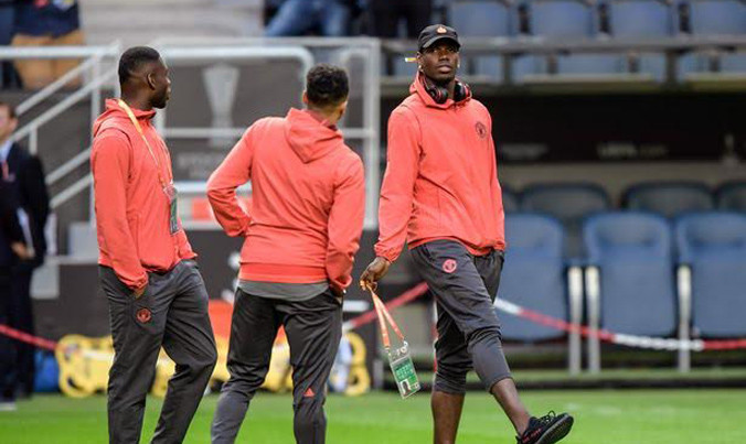 Các cầu thủ Man Utd đi bộ trên sân Friends Arena.