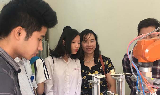 Xem robot NAO 'luyện' thái cực quyền, học sinh lớp 10 vỗ tay rào rào