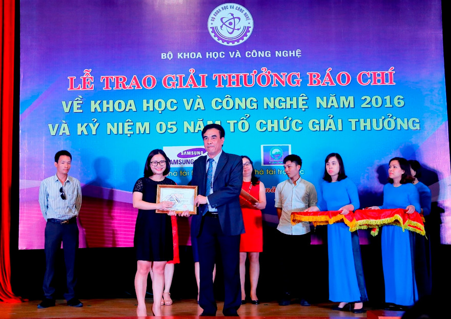 Tác giả Nguyễn Hoài báo Tiền Phong nhận giải báo chí khoa học và công nghệ.