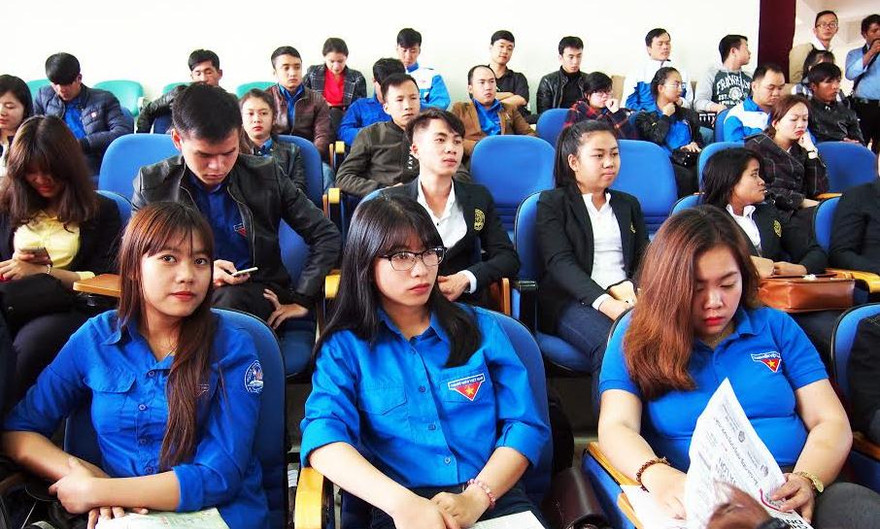 Đông đảo các bạn trẻ tham gia giao lưu.