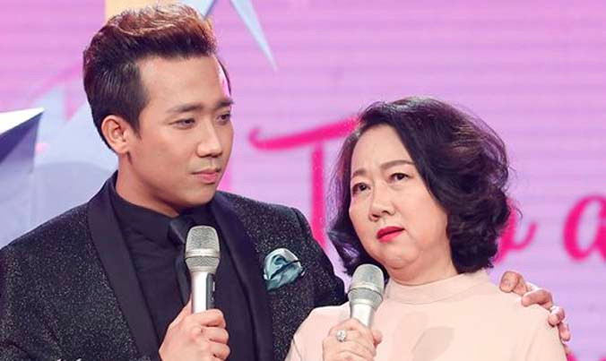 Trấn Thành và mẹ trong chương trình "Thay lời muốn nói". 