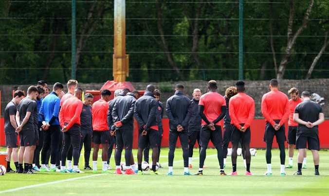 Jose Mourinho và các học trò mặc niệm các nạn nhân của vụ khủng bố.