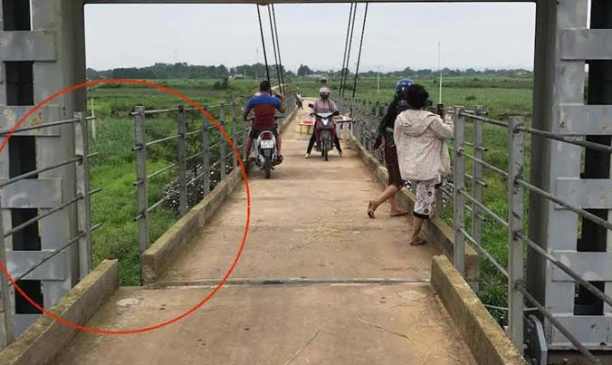 Cây cầu dân sinh tại xã Nghĩa Khánh bị đẩy lệch rất nguy hiểm.