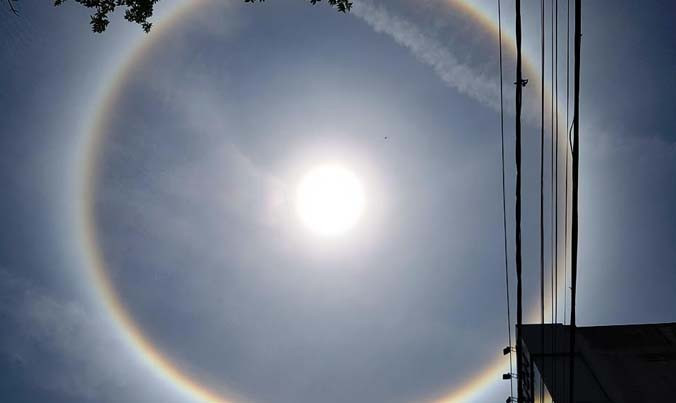 “Vầng hào quang” bao quanh mặt trời chỉ là hiện tượng bình thường do khúc xạ ánh sáng. 