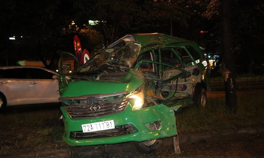 Chiếc xe taxi bẹp dúm sau cú tông kinh hoàng.
