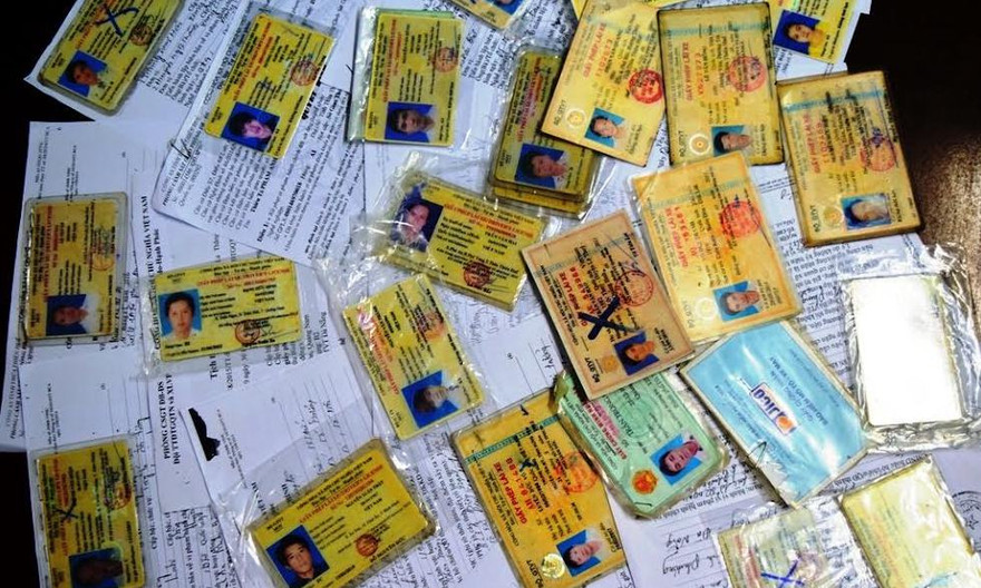 Hàng chục bằng lái, giấy đăng kiểm, đăng ký xe ô tô bị CSGT TT-Huế phát hiện làm giả. 