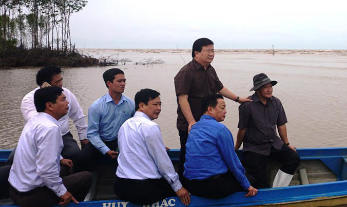 Phó Thủ tướng Trịnh Đình Dũng đi thị sát.