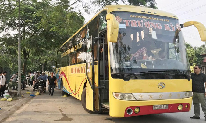 Xe khách 17B-001.46 của nhà xe Trường Kỳ đổ khách gần bến Nước Ngầm đã bỏ chạy khi bị kiểm tra.