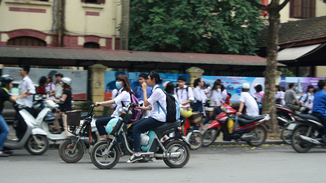 Học sinh có mang theo mũ bảo hiểm nhưng không sử dụng. Ảnh: Hoàng Trần