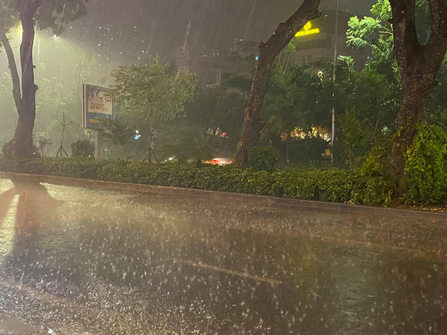 Hà Nội đón mưa 'vàng' giải nhiệt chuỗi ngày nắng nóng 41 độ C, nhiều tuyến phố ngập sâu