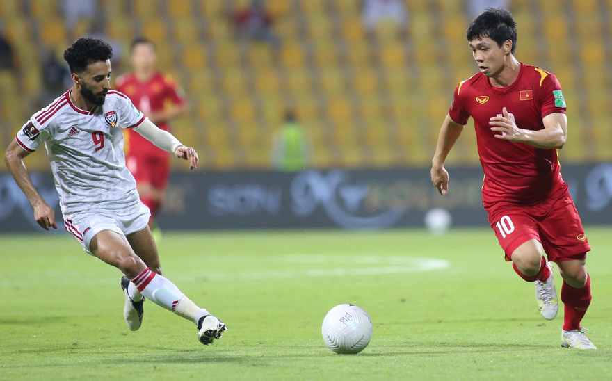 Công Phượng được các cầu thủ UAE 'chăm sóc' kỹ càng