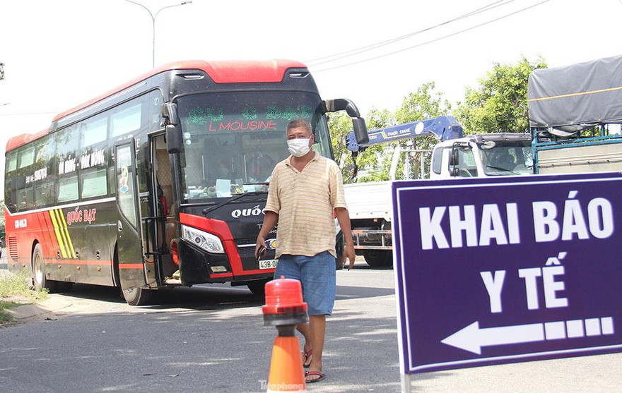 Ùn tắc ở chốt kiểm soát dịch, tài xế dấn chân ga hàng tiếng đồng hồ vào thành phố 