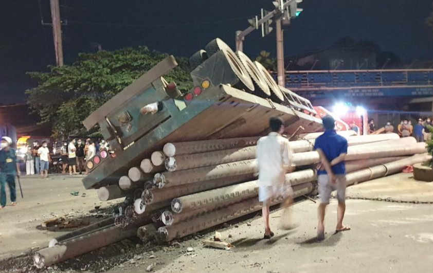 Xe đầu kéo chở trụ điện lật ngửa đè chết người đi đường 