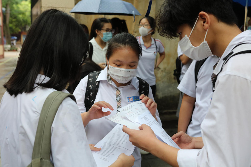 Thí sinh trao đổi môn tiếng Anh tại điểm thi Trường THPT Trần Phú sang 12/6. Ảnh: Như Ý 