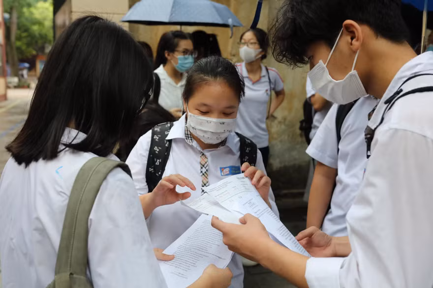 Thí sinh trao đổi môn tiếng Anh tại điểm thi Trường THPT Trần Phú sang 12/6. Ảnh: Như Ý 