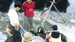  Dân nơm nớp lo mất nước dịp hè. Ảnh: Như Y