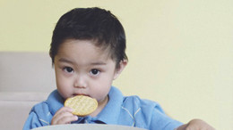 Đừng thờ ơ với thực trạng vì có thể bé đang bị mất cân bằng dinh dưỡng bởi những bữa ăn nhiều tinh bột, dư năng lượng nhưng thiếu vi chất.