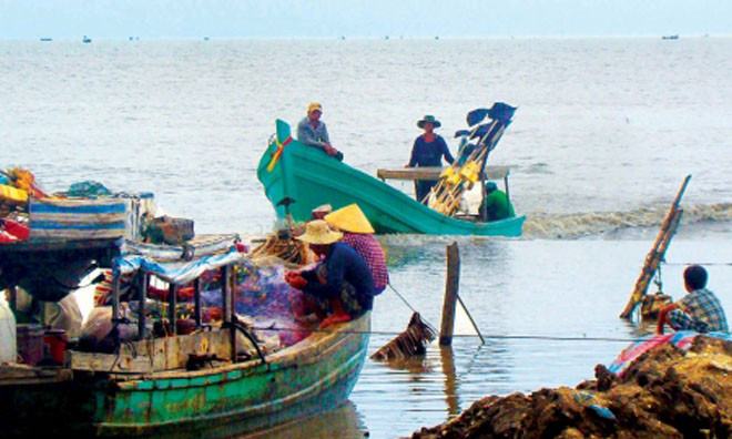 Ngư dân chuẩn bị ra khơi.