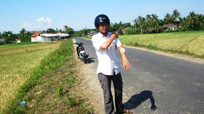 Ông Dũng thuật lại vụ cướp tại hiện trường. Ảnh: Người lao động.