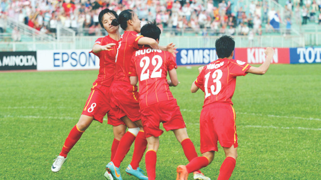 Các cô gái của ĐTVN đã hoàn thành nửa mục tiêu giành vé tới World Cup 2015. ảnh: T.Vũ