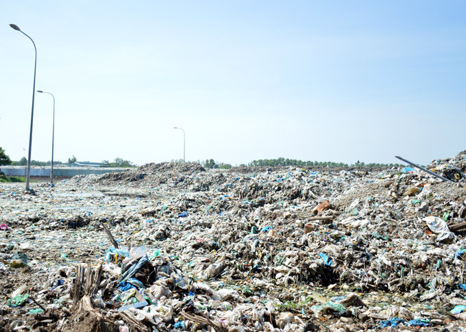 Liên tục phát hiện xác thai nhi trong Nhà máy xử lý rác thải TP.Cà Mau, nhà đầu tư kêu cứu tỉnh. Ảnh: Dân Việt.