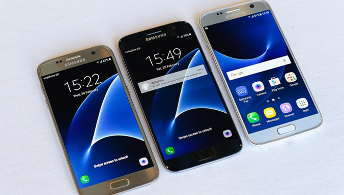 Samsung Galaxy S7 vẫn sử dụng chất liệu kính kết hợp với khung kim loại nguyên khối. Sản phẩm sở hữu ba màu vàng, đen và bạc. Trong đó, phiên bản màu đen trông sẫm, nam tính hơn màu đen của Galaxy S6 năm ngoái.