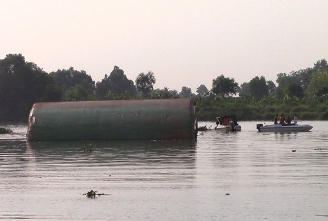 Hiện trường vụ lật sà lan.