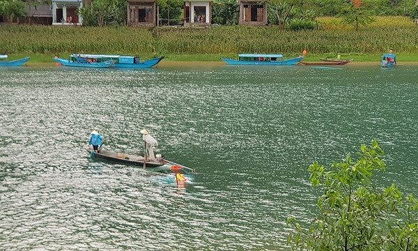 Thuyền chở khách du lịch bị lốc đánh lật úp trên sông Son