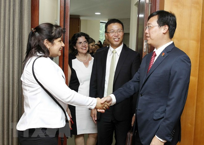 Bí thư thứ Nhất Trung ương Đoàn Lê Quốc Phong đón tiếp, hội đàm với Bí thư thứ Nhất Trung ương Đoàn Thanh niên Cộng sản Cuba Susely Morfa González. (Ảnh: Văn Điệp/TTXVN) 
