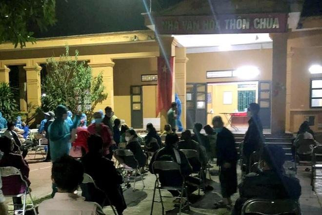 Lấy mẫu xét nghiệm ở Thôn Chùa, xã Trung Kiên, huyện Yên Lạc (Ảnh: T.Biển).