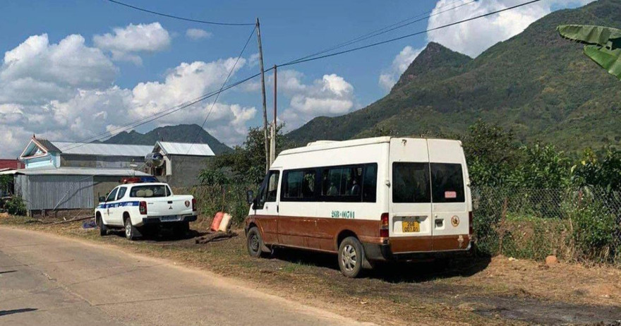 Chiếc xe chở các cháu học sinh xảy ra vụ tai nạn (Ảnh: Lê Nam).