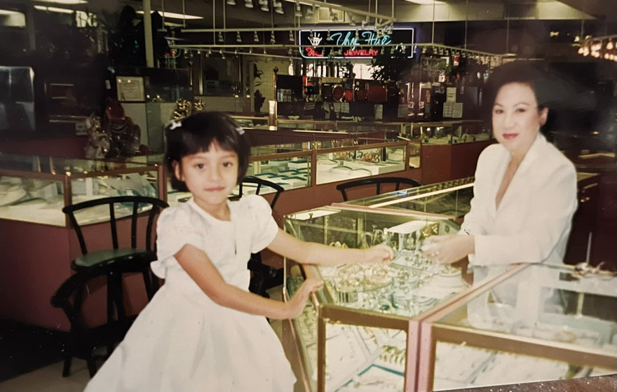 Bà Ngọc Minh và Wendy Phạm- con gái ruột ca sĩ Phi Nhung lúc nhỏ. 