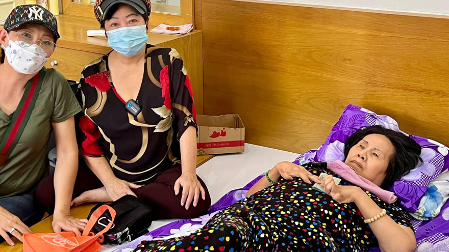 Diễn viên Phương Dung và Phi Phụng tới thăm nghệ sĩ Hoàng Lan ngày 10/11. 