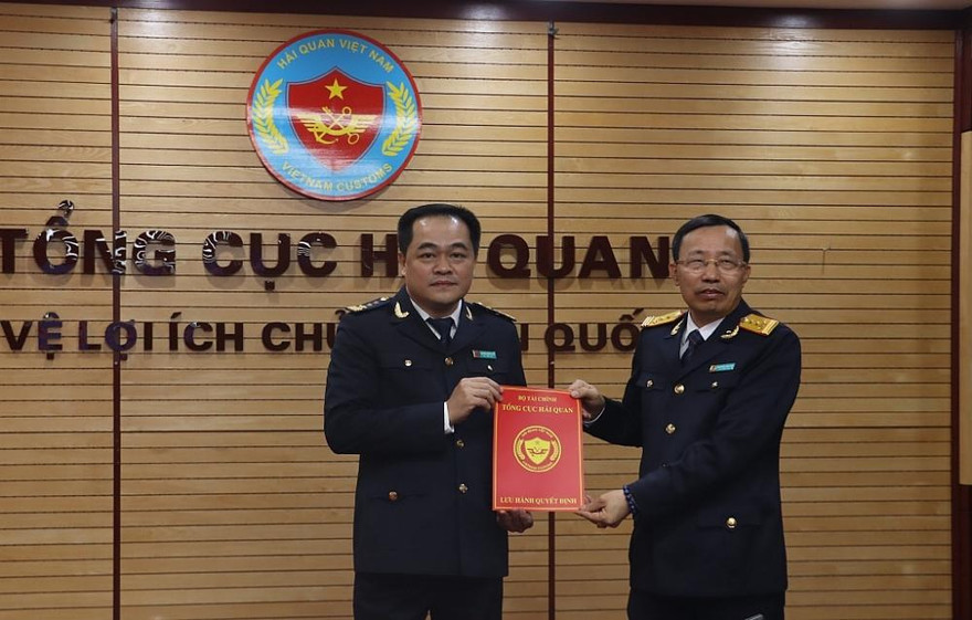 Tổng cục trưởng Tổng cục Hải quan Nguyễn Văn Cẩn trao quyết định và chúc mừng đồng chí Nguyễn Hoàng Tuấn.