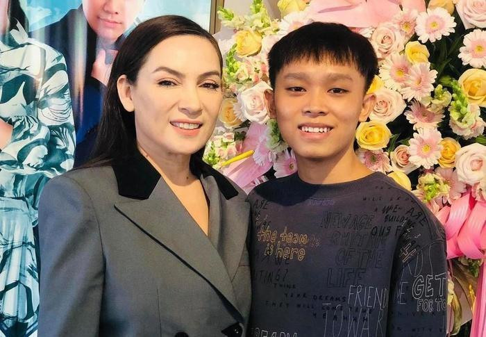 Showbiz 18/11: Con gái nuôi của Phi Nhung tiết lộ Hồ Văn Cường đã ra ở riêng