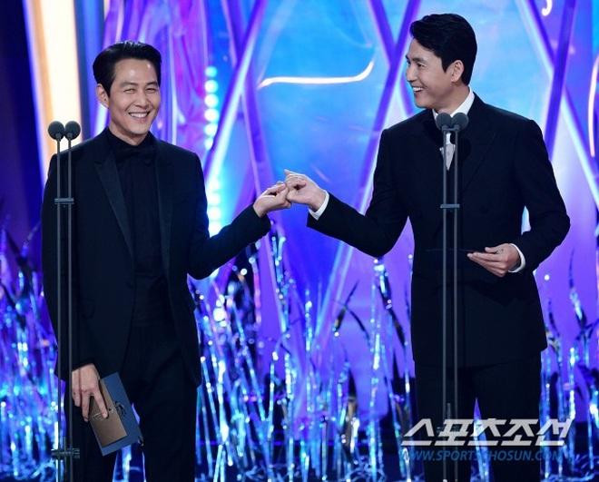 Showbiz 30/11: Tài tử Jung Woo Sung mắc COVID-19