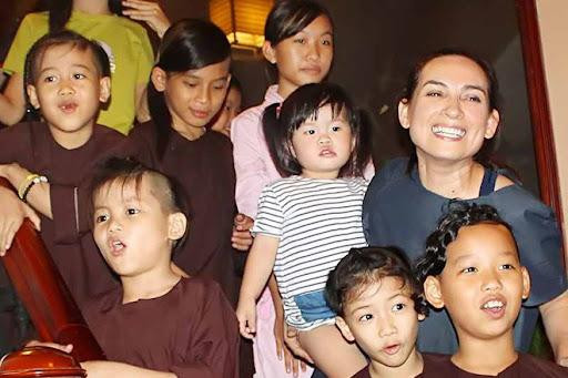 Showbiz 16/11: Phi Nhung đã bí mật mở sổ tiết kiệm cho 15 người con nuôi trước khi qua đời