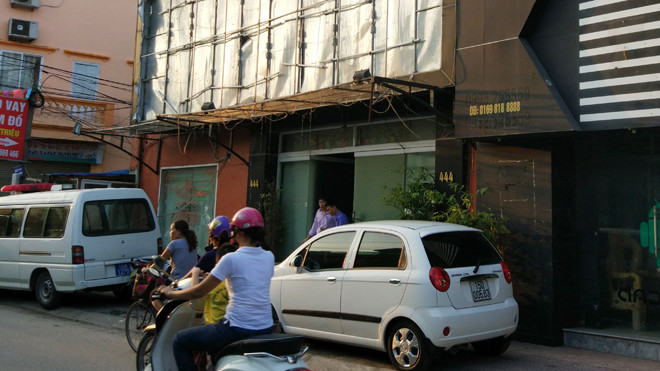 Lực lượng chức năng khám nghiệm hiện trường nơi xảy ra sốc ma túy.