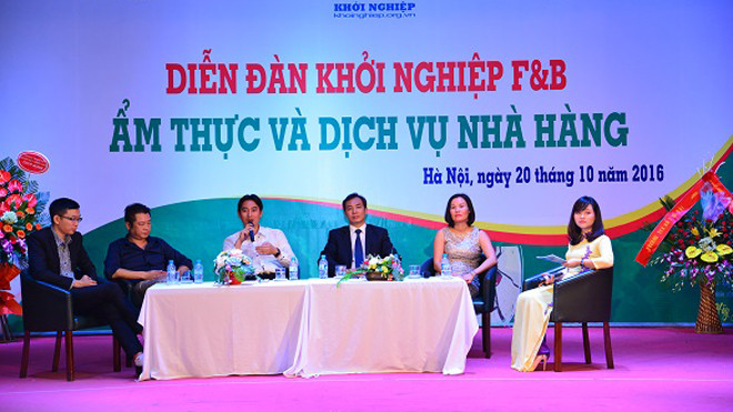 Các diễn giả chia sẻ với các bạn học sinh, sinh viên tại diễn đàn khởi nghiệp.