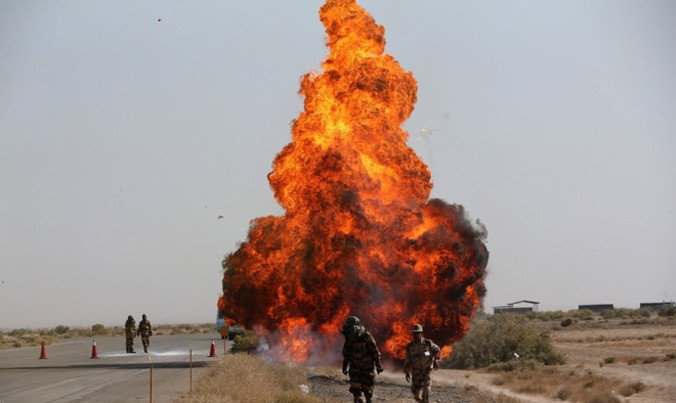 Tình huống được đặt ra trong cuộc tập trận "Fadaeeyan-e Harim-e Velayat-6" bắt đầu hôm 17/10 là căn cứ chủ lực của Không quân Iran (IRIAF) bị đối phương tấn công phủ đầu. Ảnh: IRNA.