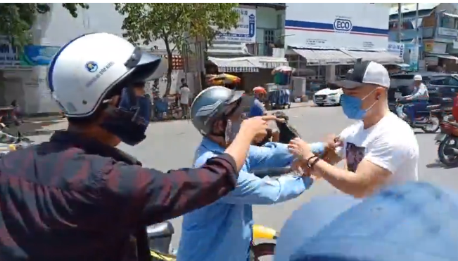 Lê Dương Bảo Lâm bị hai người đàn ông lạ mặt tấn công khi đi phát cơm từ thiện.