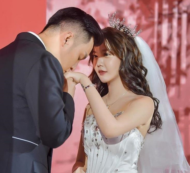 Showbiz 26/6: Hot girl ‘dao kéo’ tuyên bố ly hôn sau 7 ngày làm đám cưới