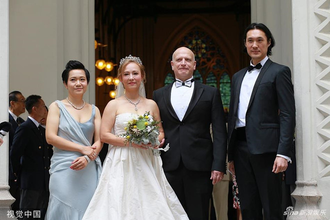 Showbiz 8/6: 'Tiểu Long Nữ' gốc Việt cưới tỷ phú Hong Kong ở tuổi 55